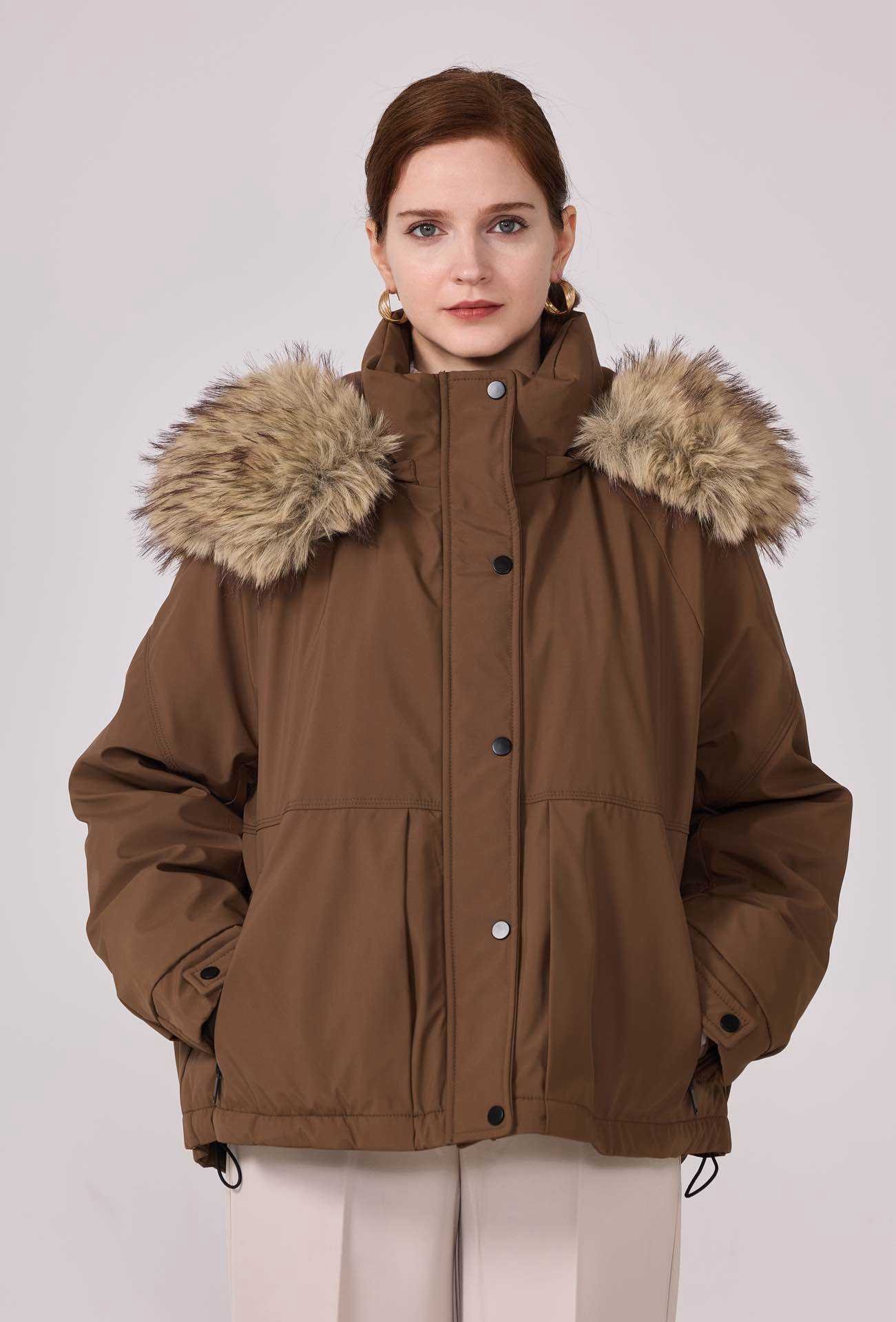 Parka courte oversize à capuche fourrure